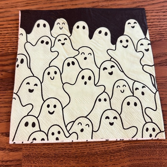An assortment of 33 different napkins for Halloween entertaining - Picture 10 of 10